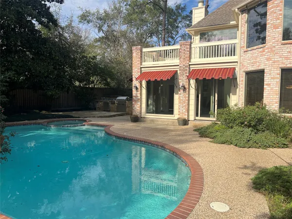 a view of a house with yard and tree s
