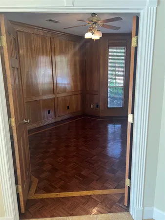 a view of a livingroom with window