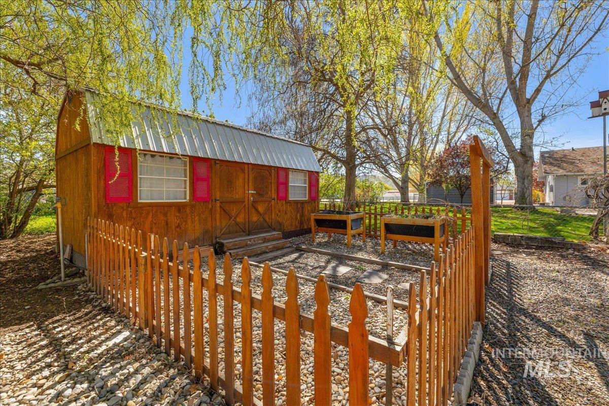 3002 Frozen Dog Road Emmett, ID 83617 - Photo 6 of 50 Wooden terrace with a garden
