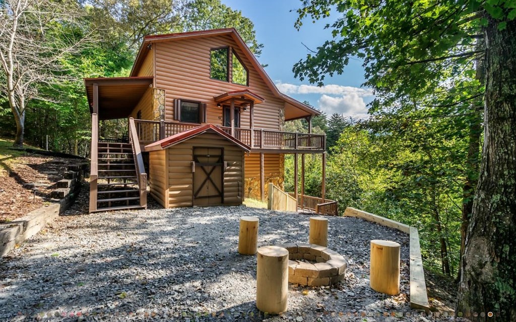 335 Mountain Laurel Lane Blue Ridge, GA 30513 - Photo 5 of 67 a front view of a house with garden