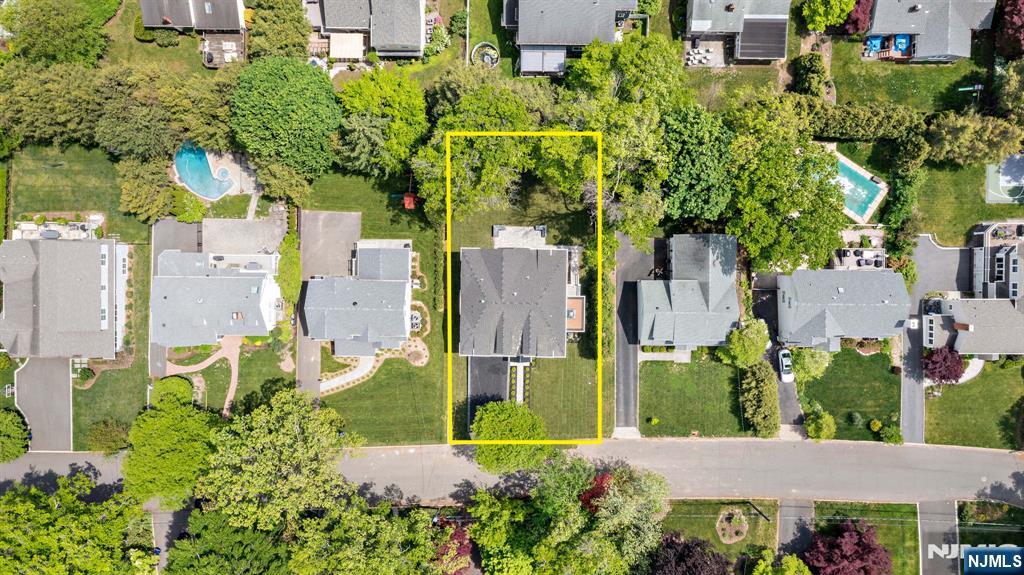 14 Beechwood Road Ho-Ho-Kus, NJ 07423 - Photo 30 of 31 an aerial view of a house with a yard and garden