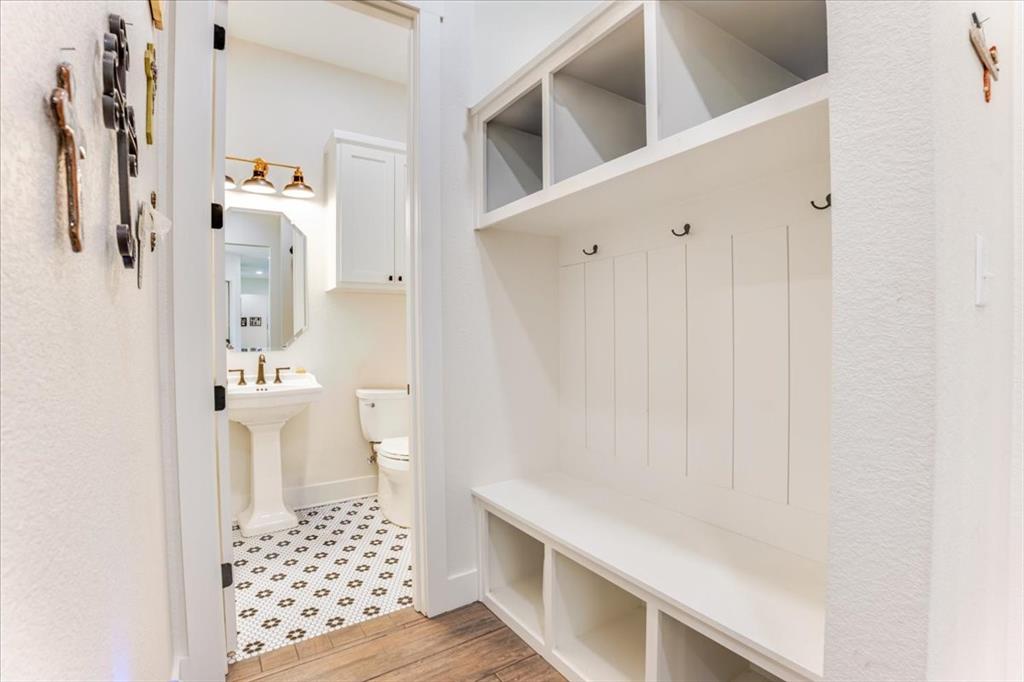 120 Lone Oak Road Mineral Wells, TX 76067 - Photo 23 of 40 Mud room