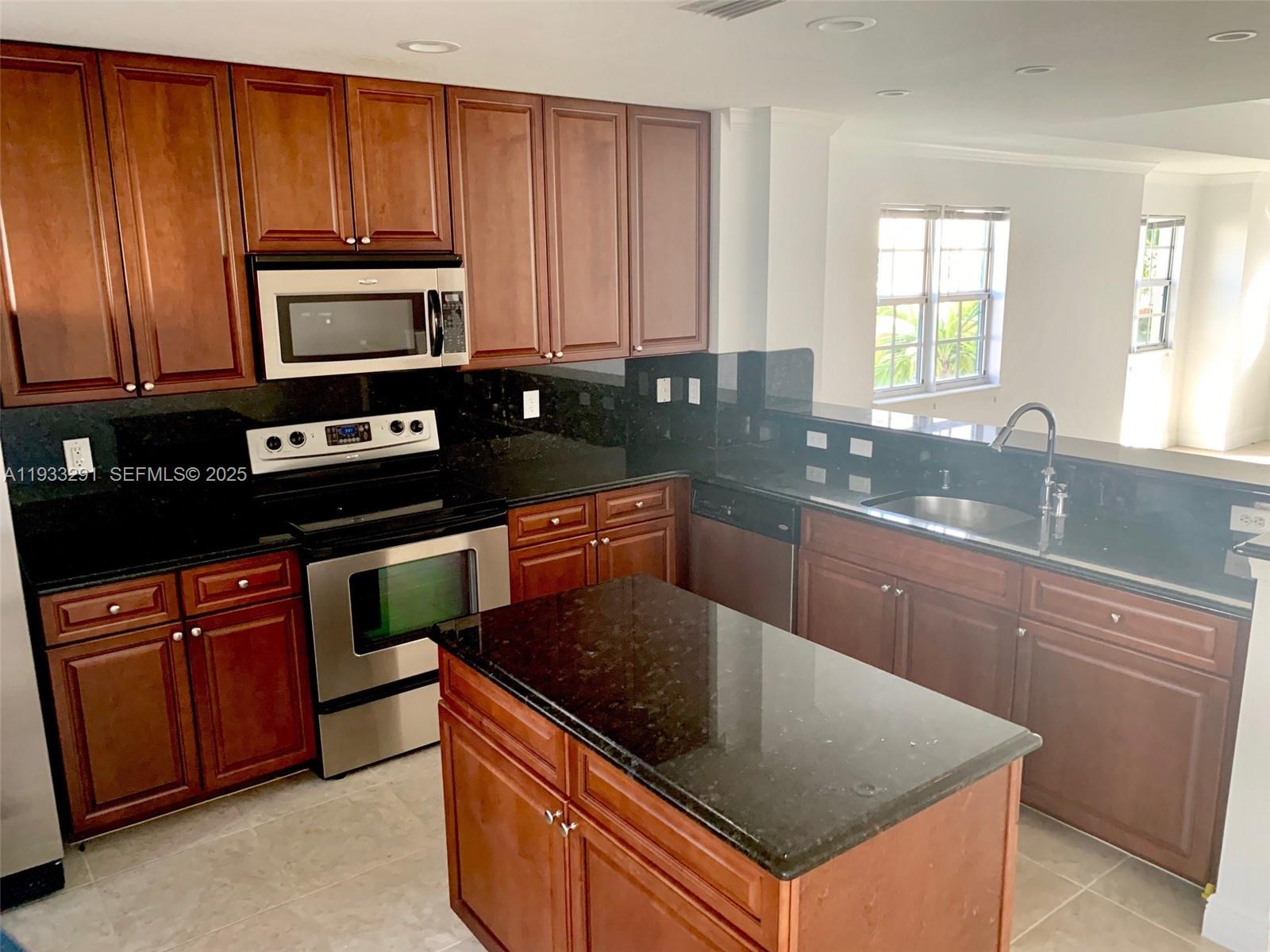 218 Southwest 6th Place Pompano Beach, FL 33060 - Photo 4 of 28