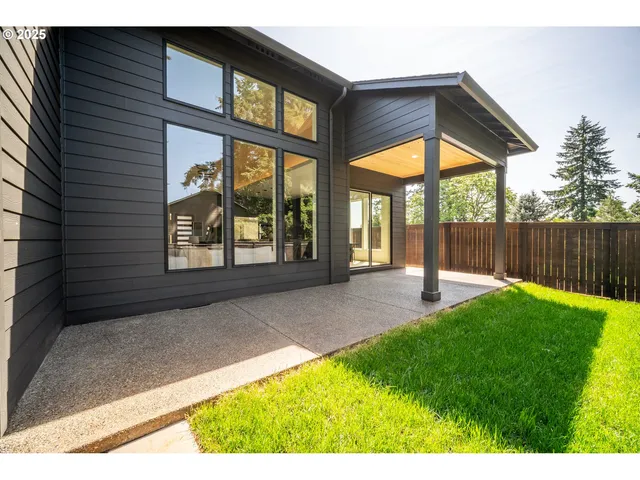 a view of an house with backyard and deck