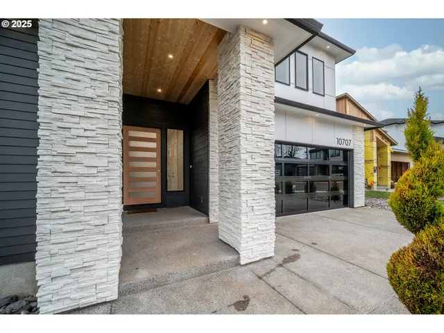 a view of entryway with a yard