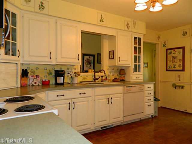 327 Traceway Road High Point, NC 27265 - Photo 6 of 16 Kitchen. Refrigerator and oven comes with home!