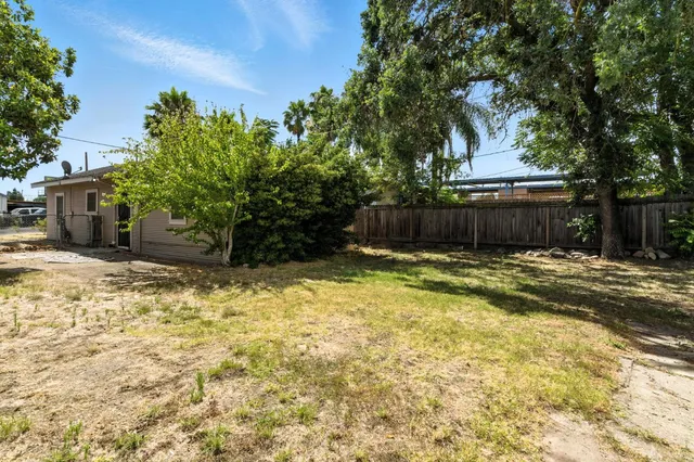 a view of a backyard