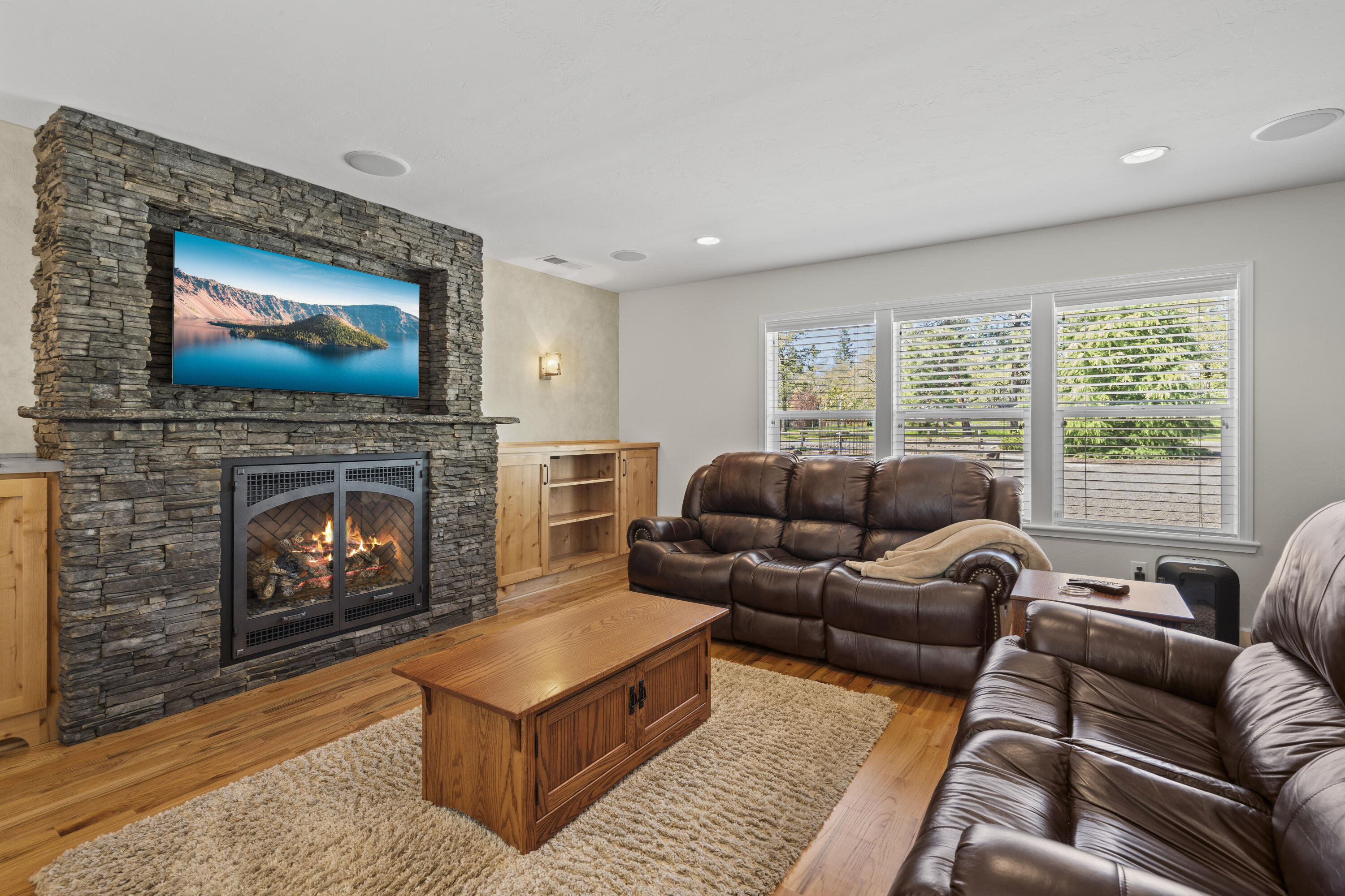 393 Bond Road Shady Cove, OR 97539 - Photo 30 of 40 Living Room