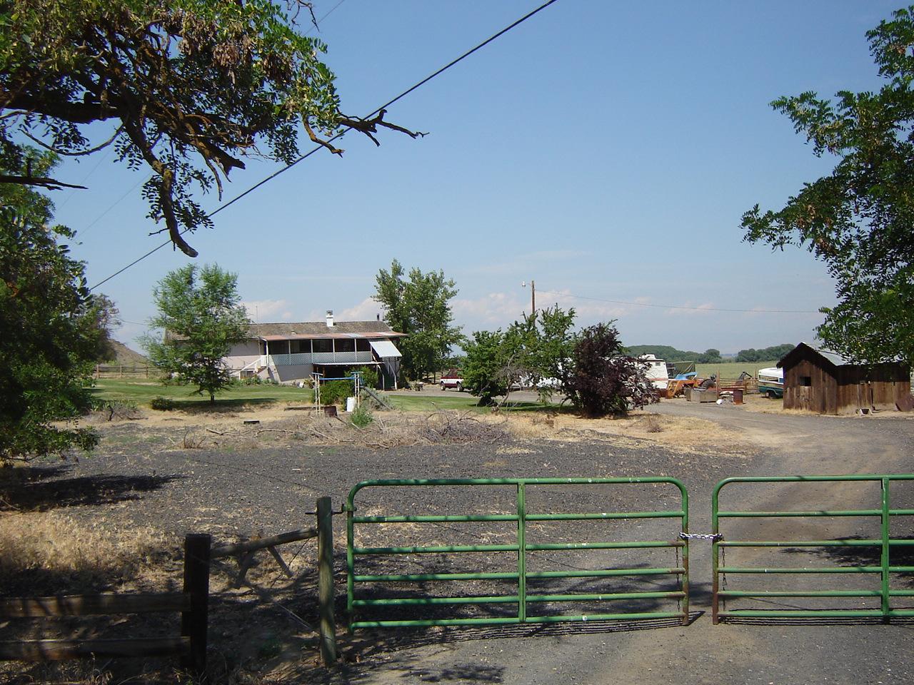 7603 Pumphouse Road Toppenish, WA 98948 - Photo 2 of 15 a view of a backyard