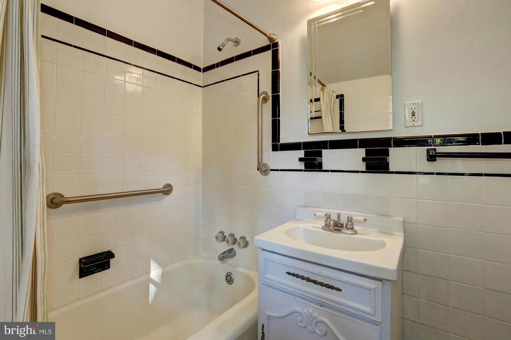 9222 Glenville Road Silver Spring, MD 20901 - Photo 21 of 30 Tub/Shower Combo