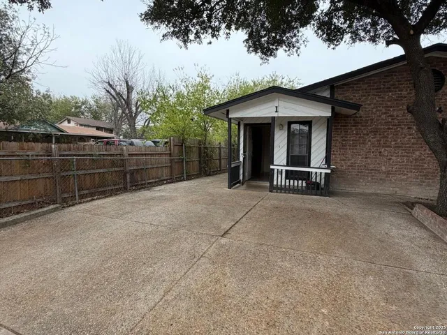 $1,200 | 324 South San Eduardo Avenue, Unit 1, San Antonio, TX 78237