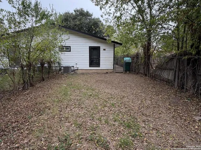 $1,200 | 324 South San Eduardo Avenue, Unit 1, San Antonio, TX 78237