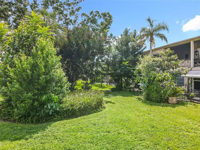 a view of yard with green space
