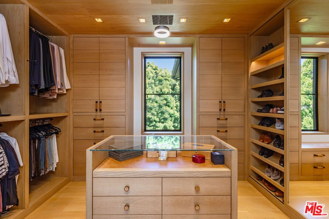 859 Woodacres Road Santa Monica, CA 90402 - Photo 25 of 54 a bathroom with a sink and a mirror