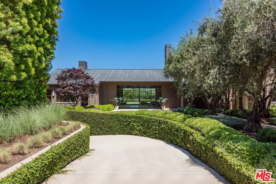 859 Woodacres Road Santa Monica, CA 90402 - Photo 8 of 54 a backyard of a house with a garden and plants
