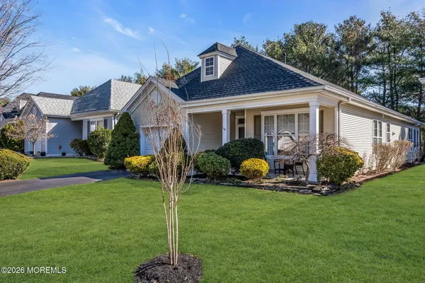 a view of a house with backyard
