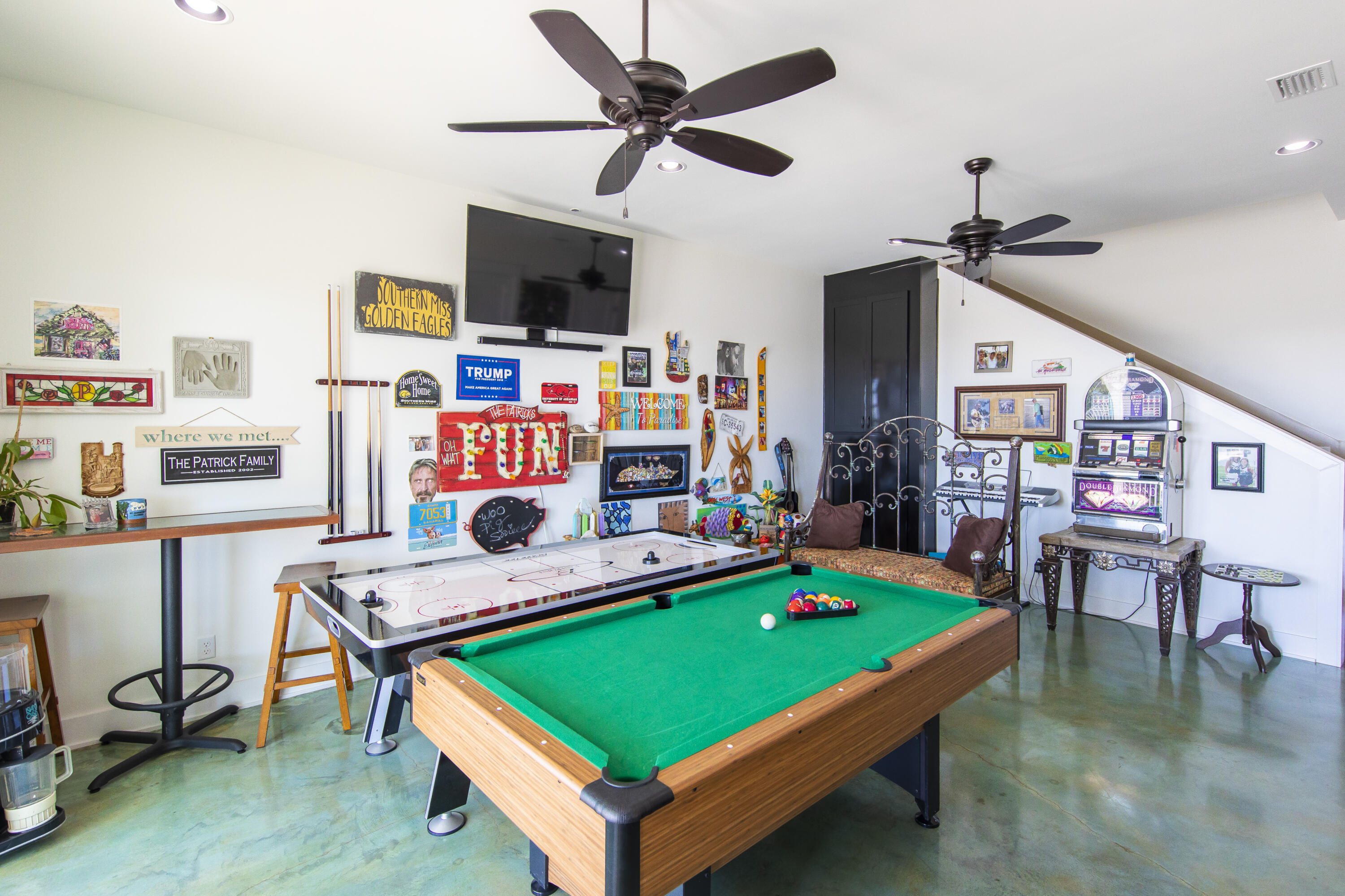 21222 Front Beach Road Panama City Beach, FL 32413 - Photo 9 of 60 a room with furniture and a flat screen tv