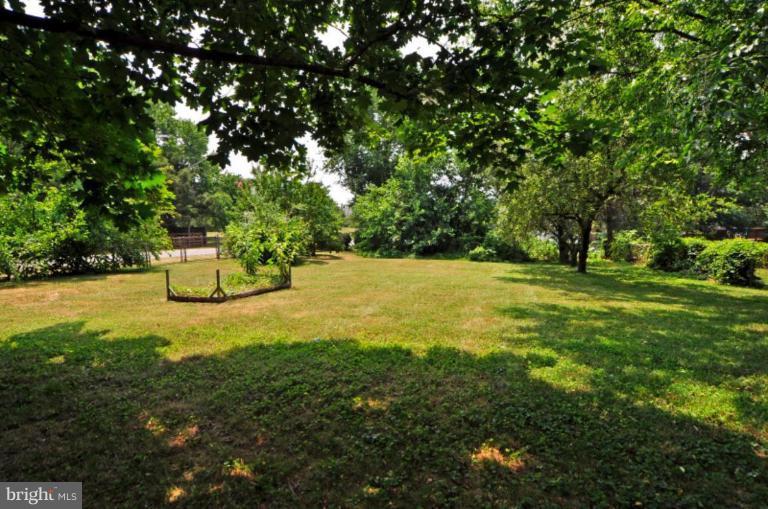 13601 Floris Street Herndon, VA 20171 - Photo 18 of 20 a view of an outdoor space and a yard