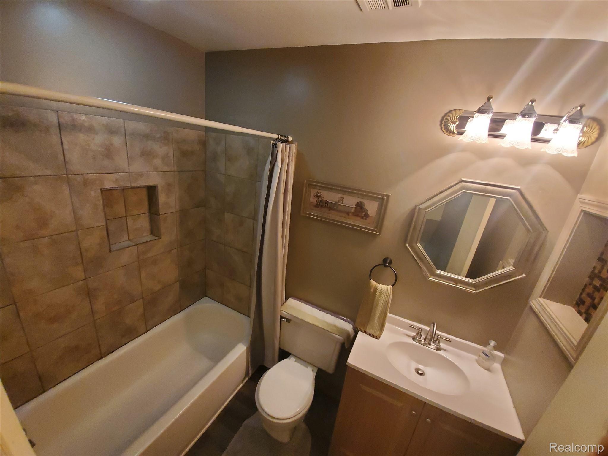 1480 Hunters Ridge Court Davison, MI 48423 - Photo 17 of 36 20200929_160907.jpg