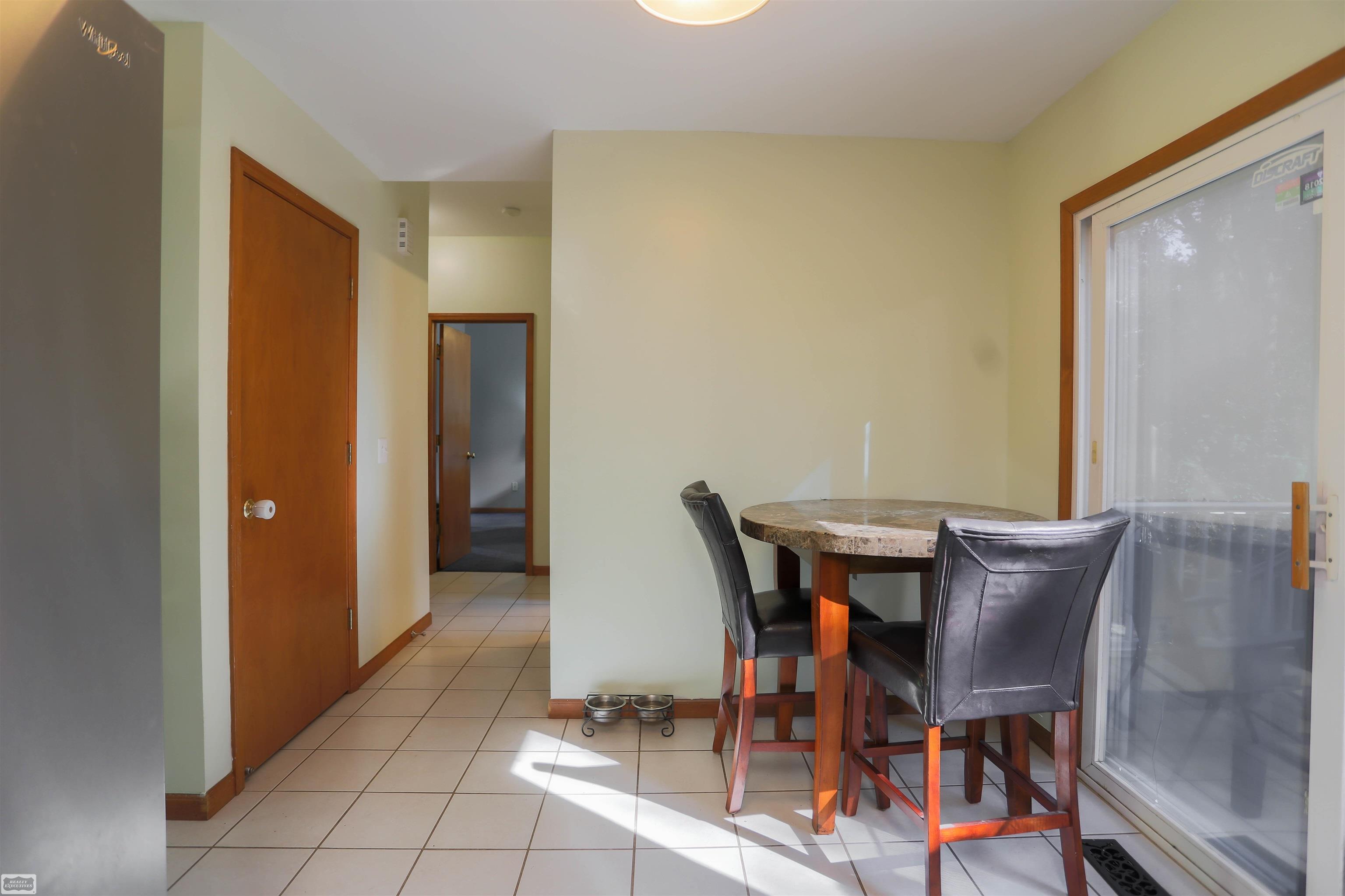 3045 Emmons Avenue Rochester, MI 48307 - Photo 10 of 41 50156055-87b95b97-adce-4f9f-83ec-fa13c60da9b7.JPG