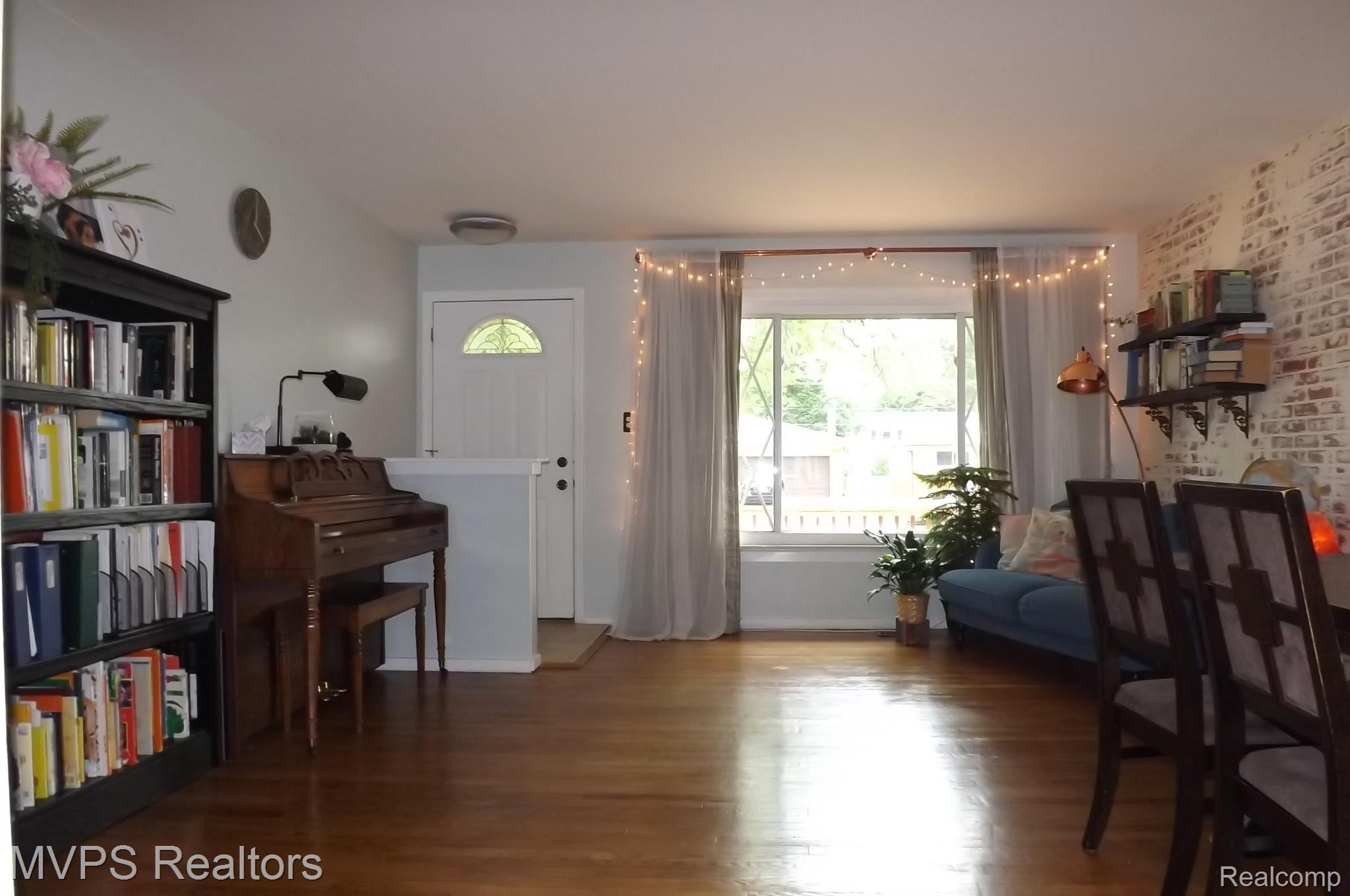 32166 Kelly Road Roseville, MI 48066 - Photo 10 of 29 Living.JPG