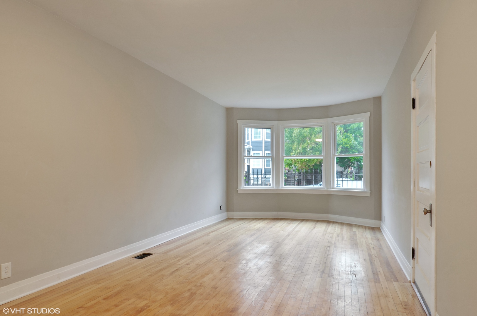 2909 North Ridgeway Avenue Chicago, IL 60618 - Photo 4 of 46