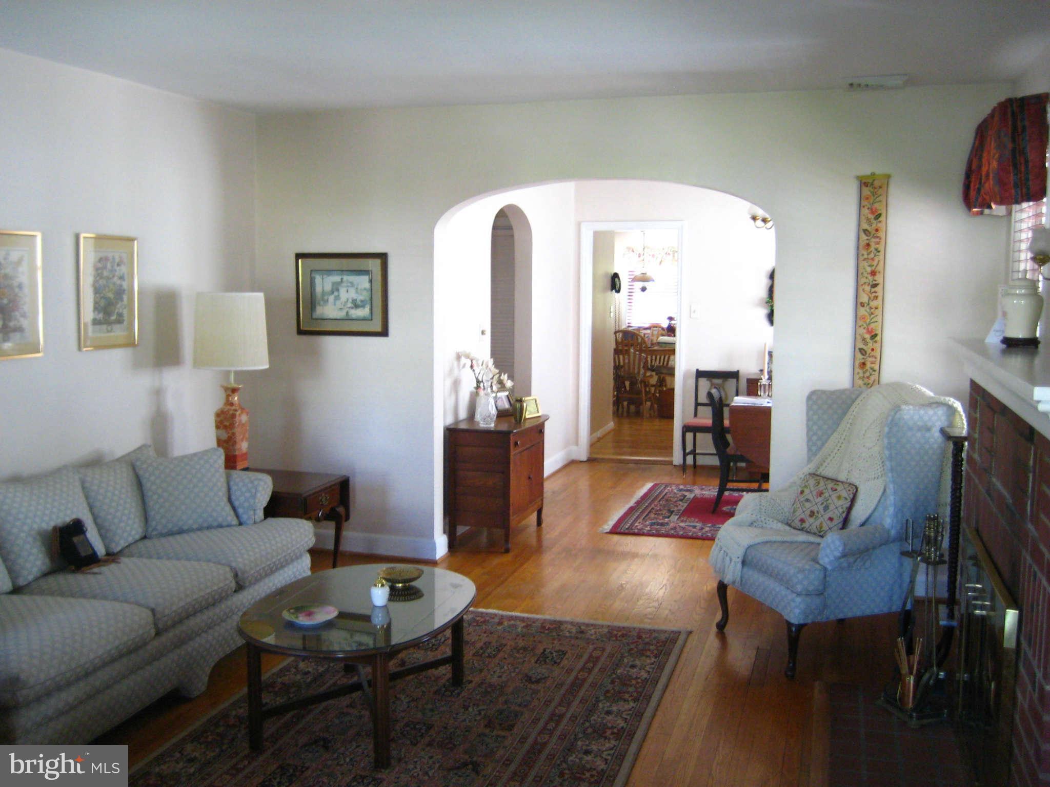 621 Warwick Road Baltimore, MD 21229 - Photo 3 of 23 Living Room