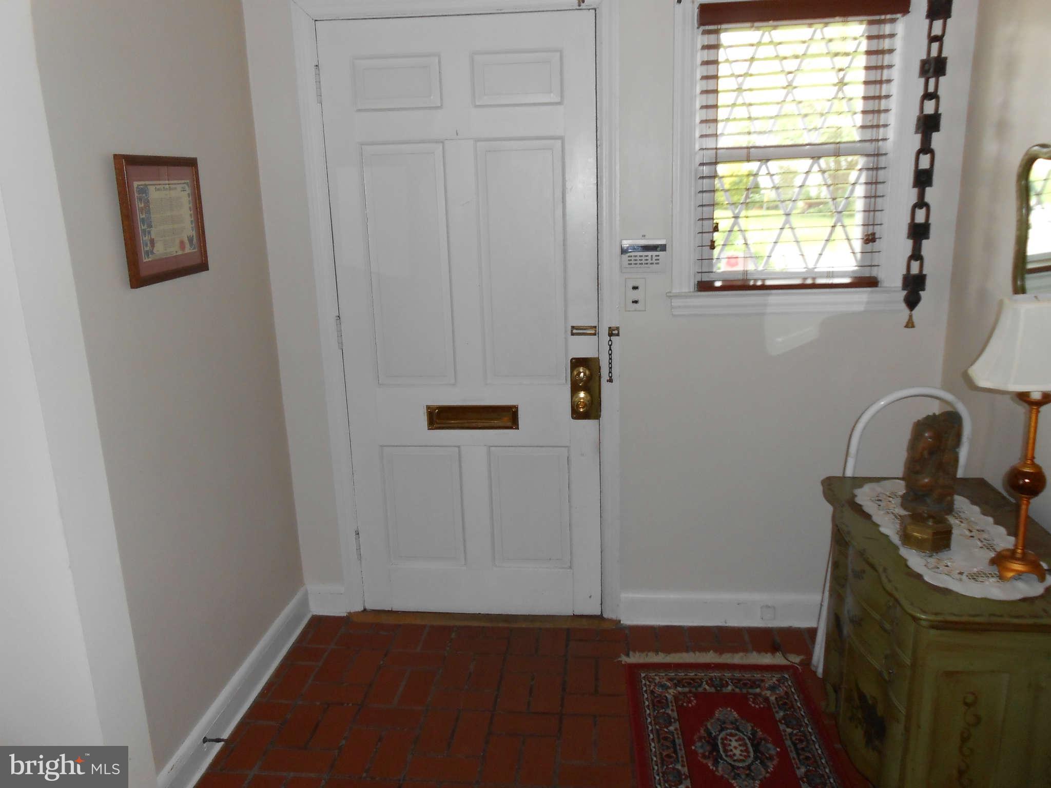 621 Warwick Road Baltimore, MD 21229 - Photo 4 of 23 Interior (General)