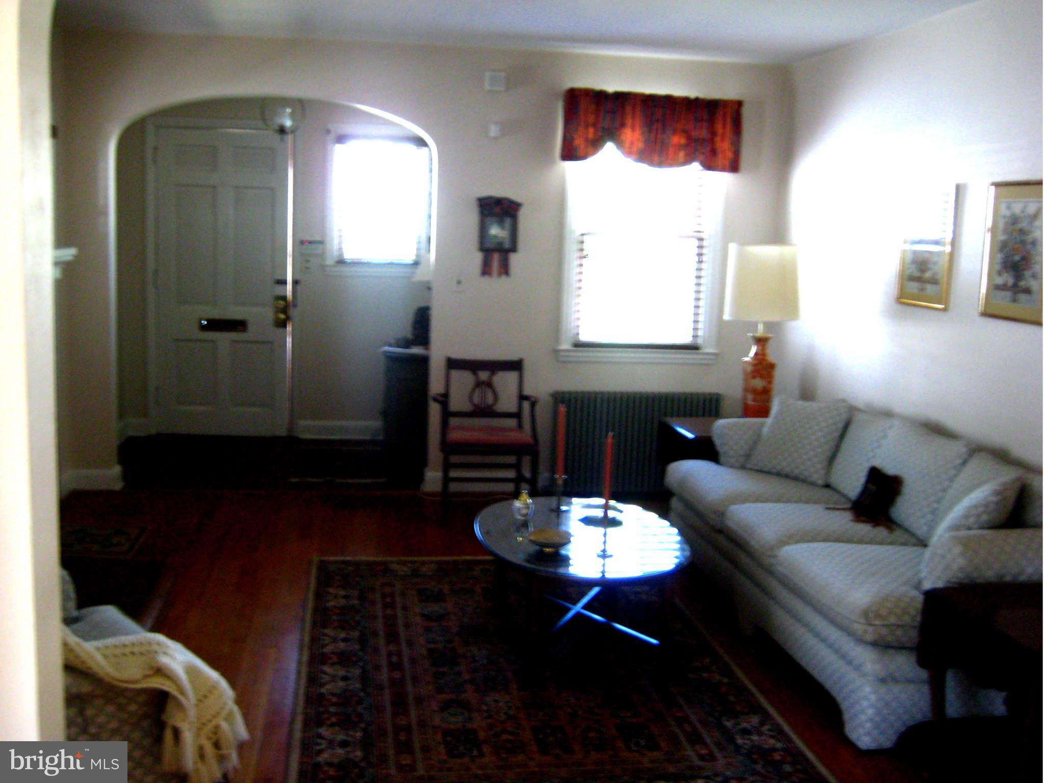 621 Warwick Road Baltimore, MD 21229 - Photo 5 of 23 Living Room