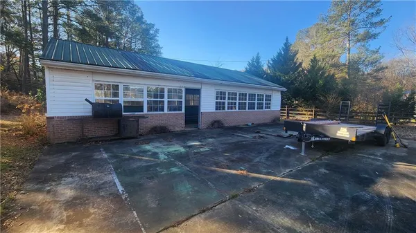 a view of a house with backyard and sitting area