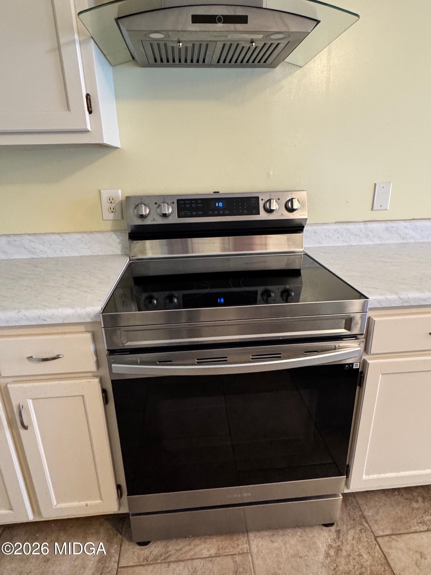 515 Amanda Way Macon, GA 31216 - Photo 22 of 53 Stove and range hood