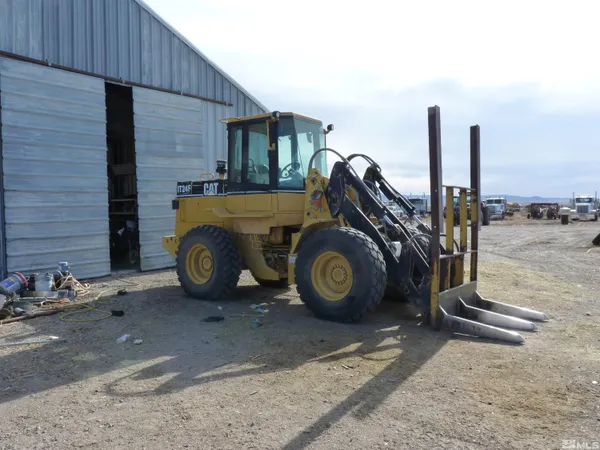 a view of a dry yard