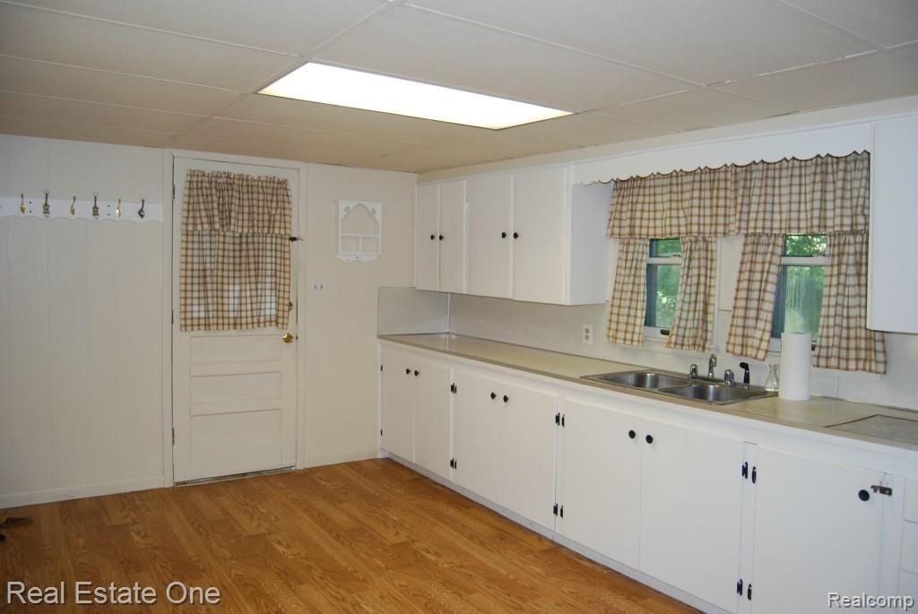 2924 Simpson Drive Rochester, MI 48309 - Photo 3 of 6 Eat in Kitchen