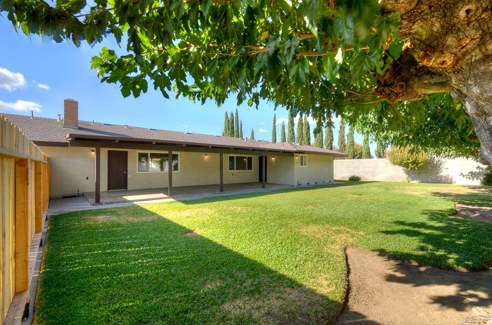 351 North Peach Avenue Clovis, CA 93612 - Photo 26 of 34 a front view of a house with a yard