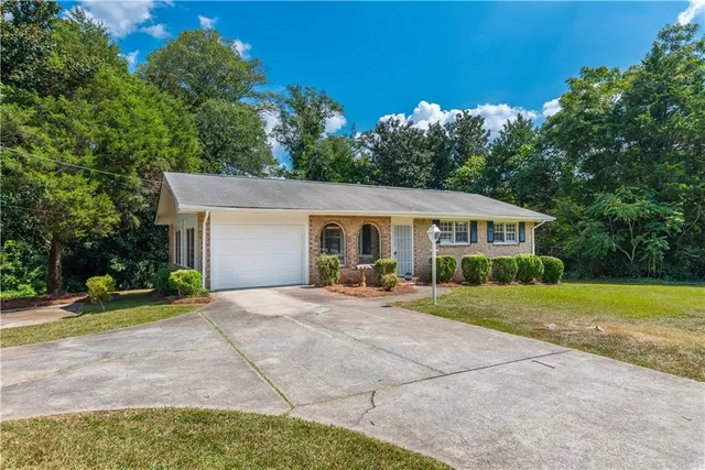 a view of a house with backyard and garden
