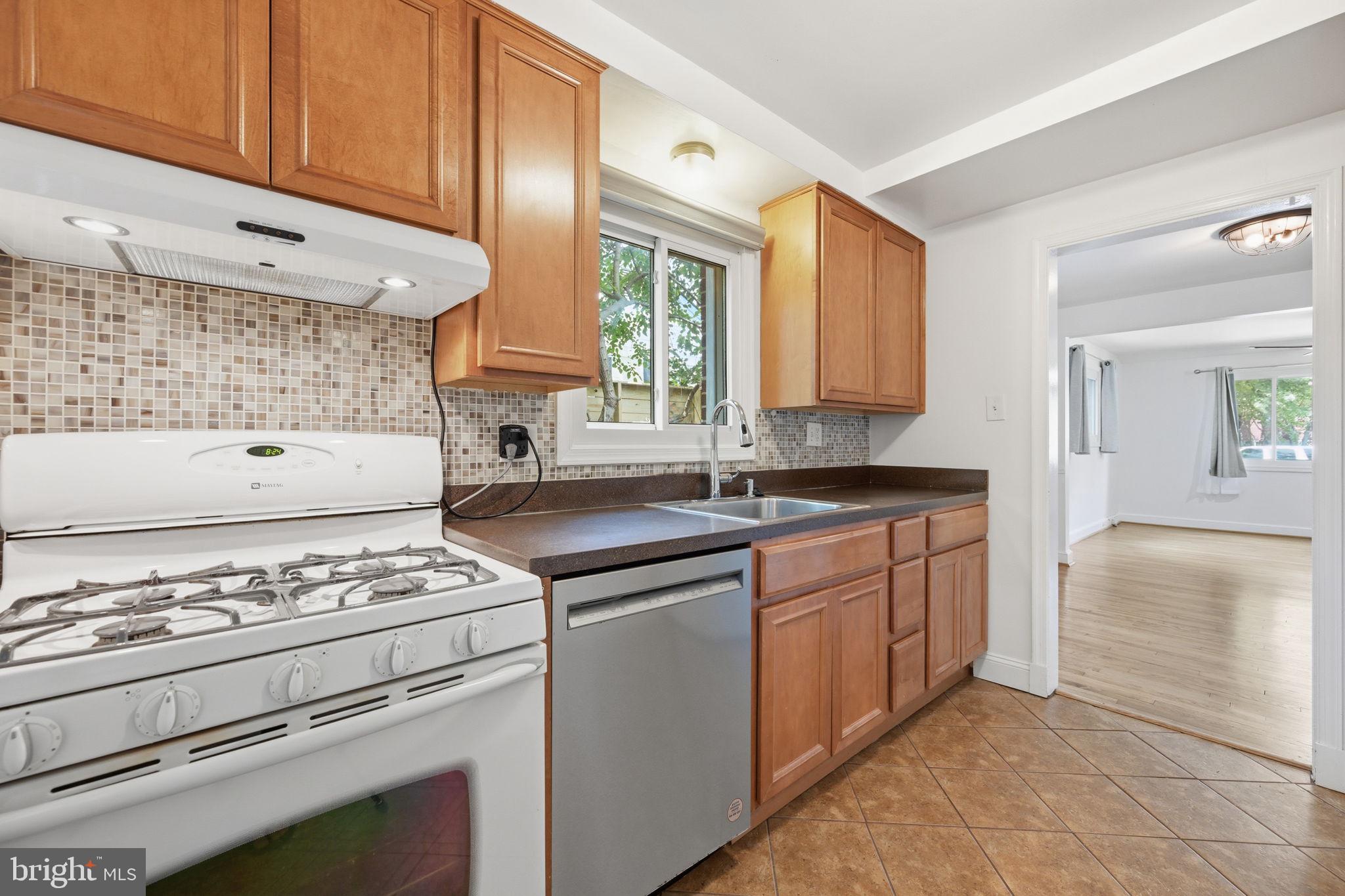 2204 Prichard Road Silver Spring, MD 20902 - Photo 11 of 28 Gas range