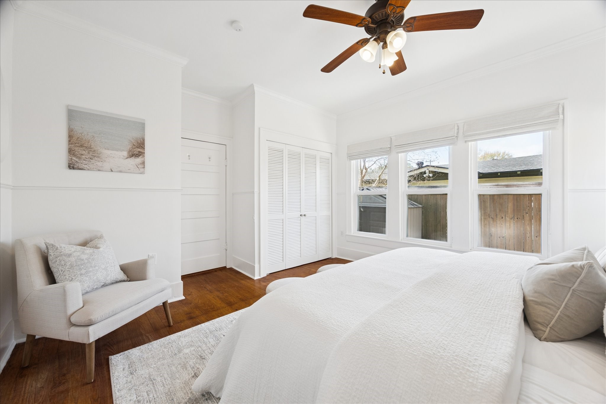 623 Pecore Street Houston, TX 77009 - Photo 18 of 34 Comfortable primary suite with room for additional seating and a flexible furniture layout.