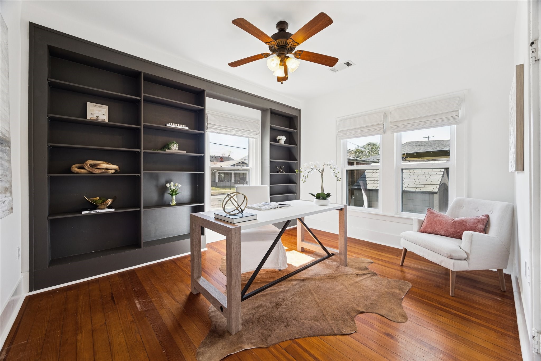 623 Pecore Street Houston, TX 77009 - Photo 23 of 34 Versatile room with built-in shelving and large windows, ideal for a home office or guest bedroom.