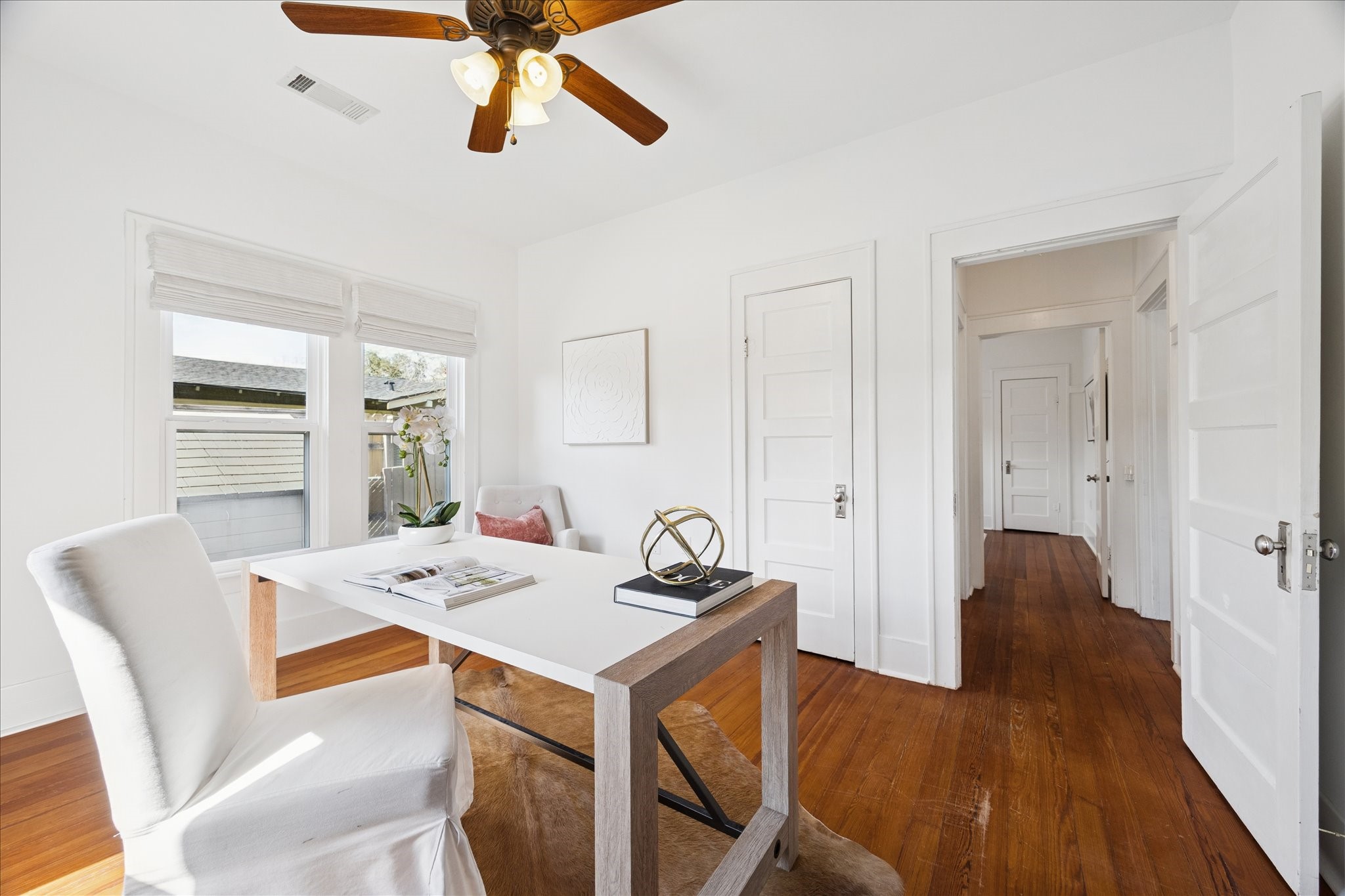 623 Pecore Street Houston, TX 77009 - Photo 24 of 34 View toward the hallway highlighting the room’s easy flow, tall ceilings, and continued hardwood flooring throughout.