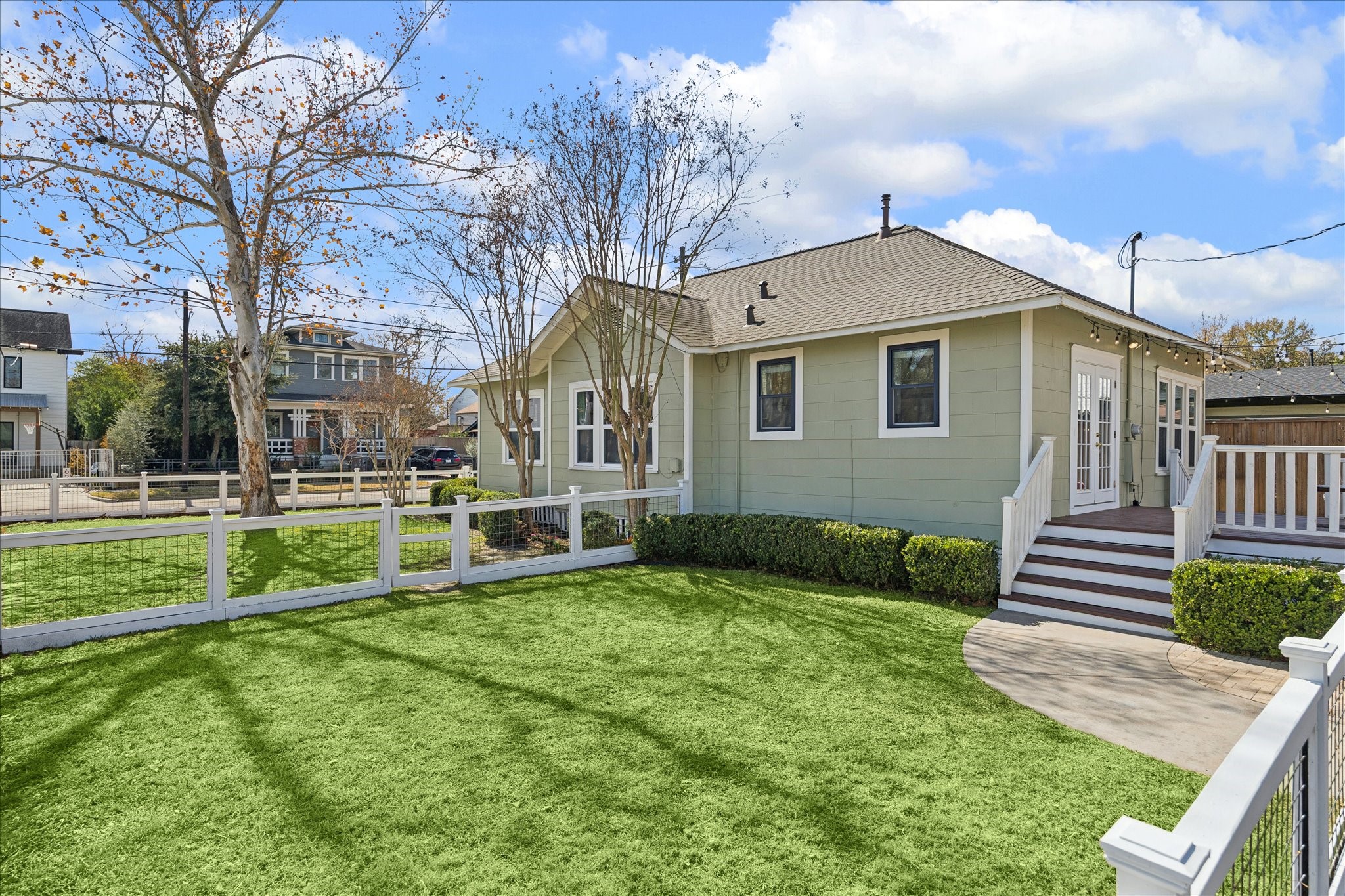 623 Pecore Street Houston, TX 77009 - Photo 29 of 34 Expansive outdoor space, ideal for relaxing or entertaining.