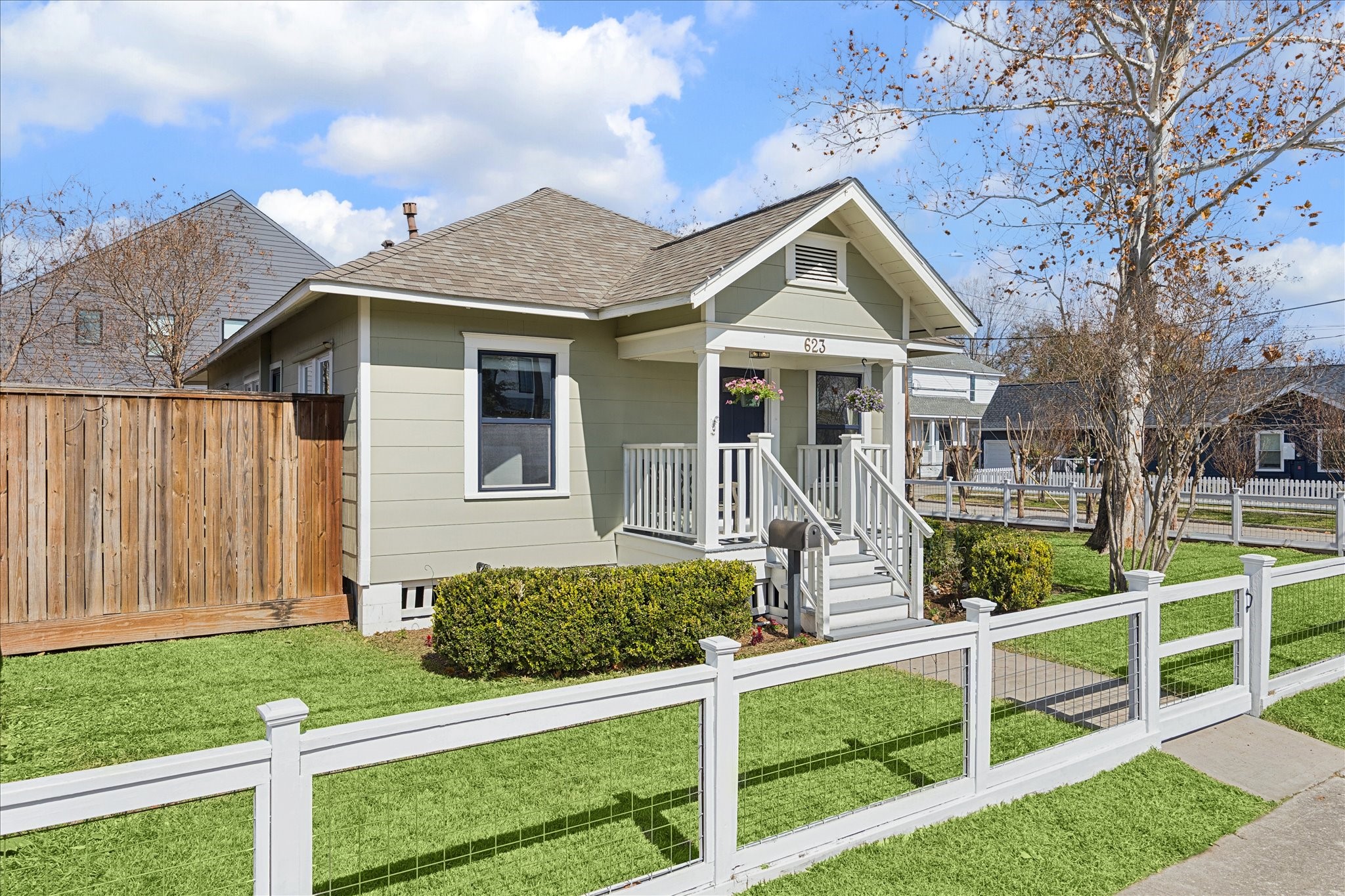 623 Pecore Street Houston, TX 77009 - Photo 3 of 34 Picture-perfect cottage set behind a low fence with a sweet covered porch and tidy yard, creating an inviting first impression and a true neighborhood feel.