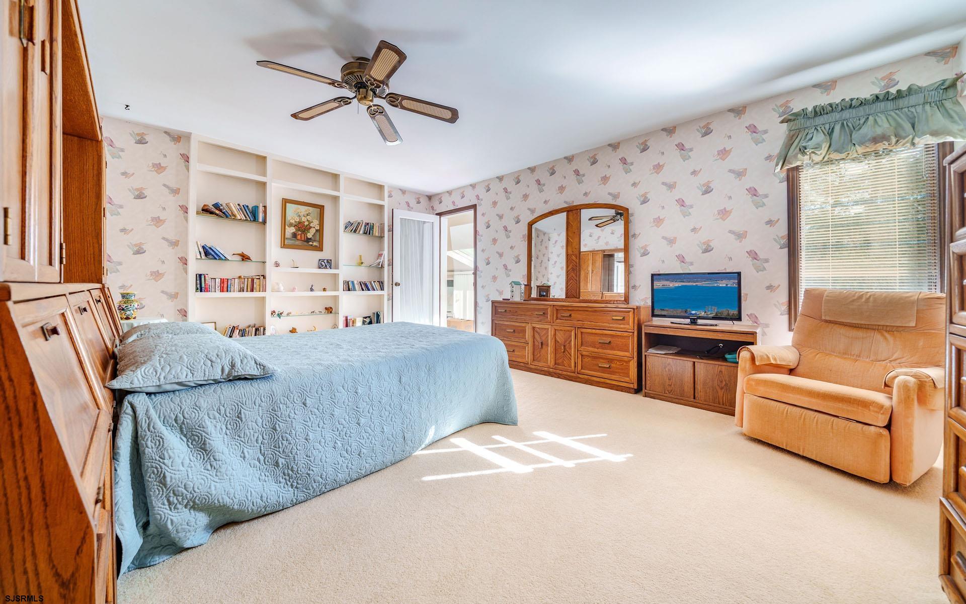 601 2nd Avenue Marmora, NJ 08223 - Photo 13 of 31 a living room with furniture and a large window