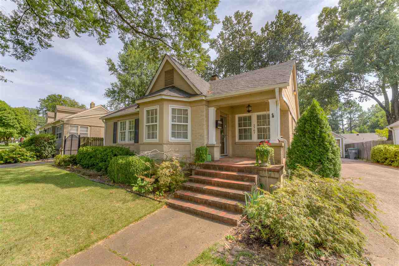 What a charming house in desirable Humes Heights! Sip wine on the porch swing and wave to your neighbors every day.