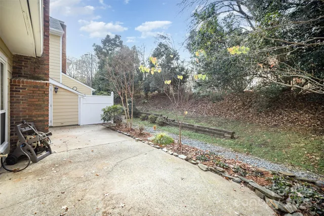 a view of backyard of the house