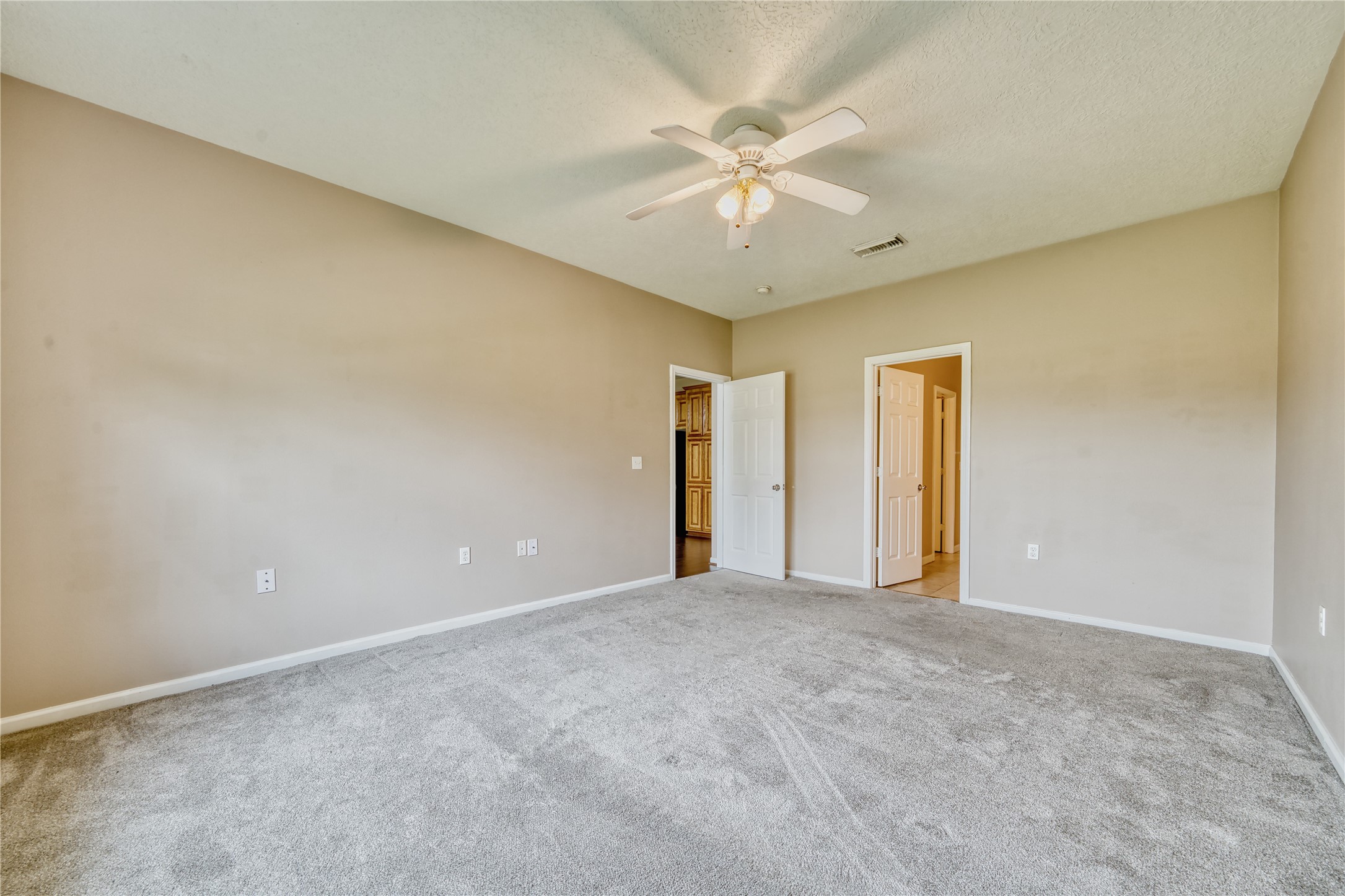 770 Hunt Road, Unit 314 Baytown, TX 77521 - Photo 20 of 26 an empty room with a ceiling fan and a window