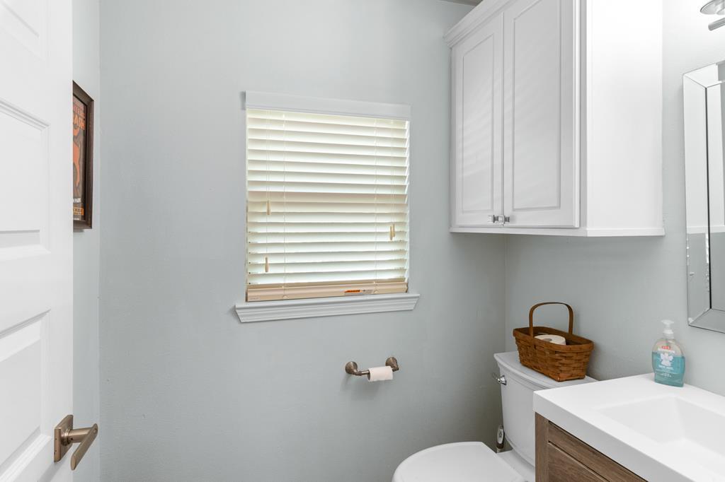 290 Cardinal Hill Road Ingram, TX 78025 - Photo 15 of 57 a bathroom with a toilet a sink and mirror