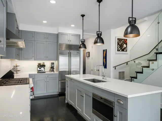 $1,475,000 | 2922 North Sheffield Avenue, Unit 3, Chicago, IL 60657