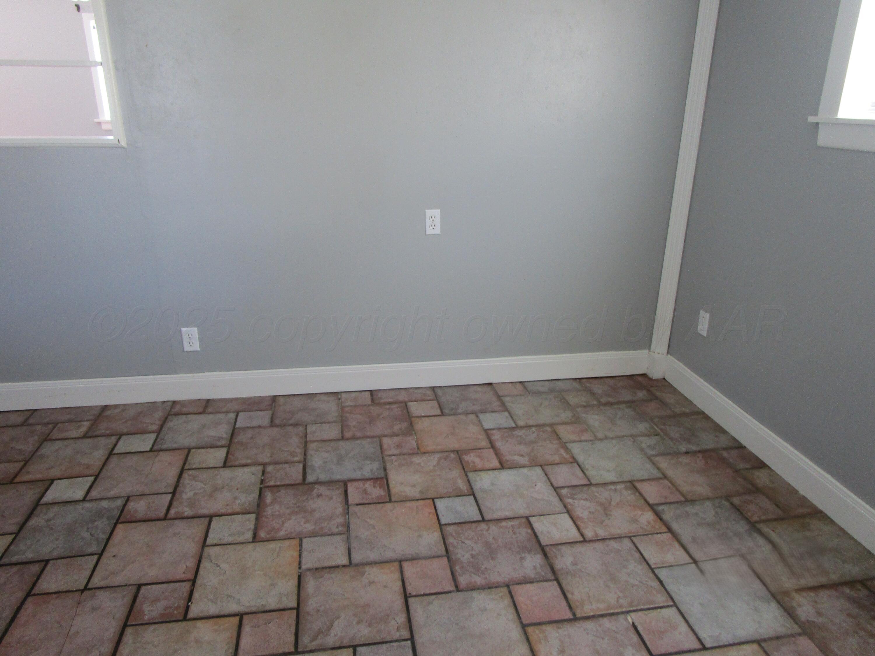 202 Butadieno Street Borger, TX 79007 - Photo 4 of 11 Dining Area