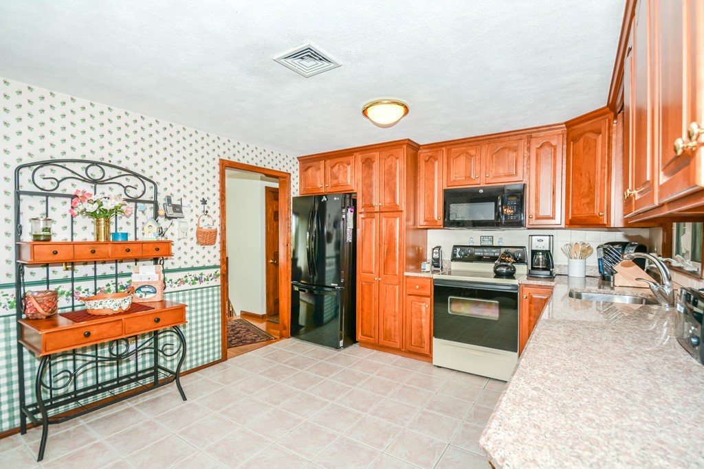 15 Jay Road Billerica, MA 01862 - Photo 8 of 30 Gallery Image 8