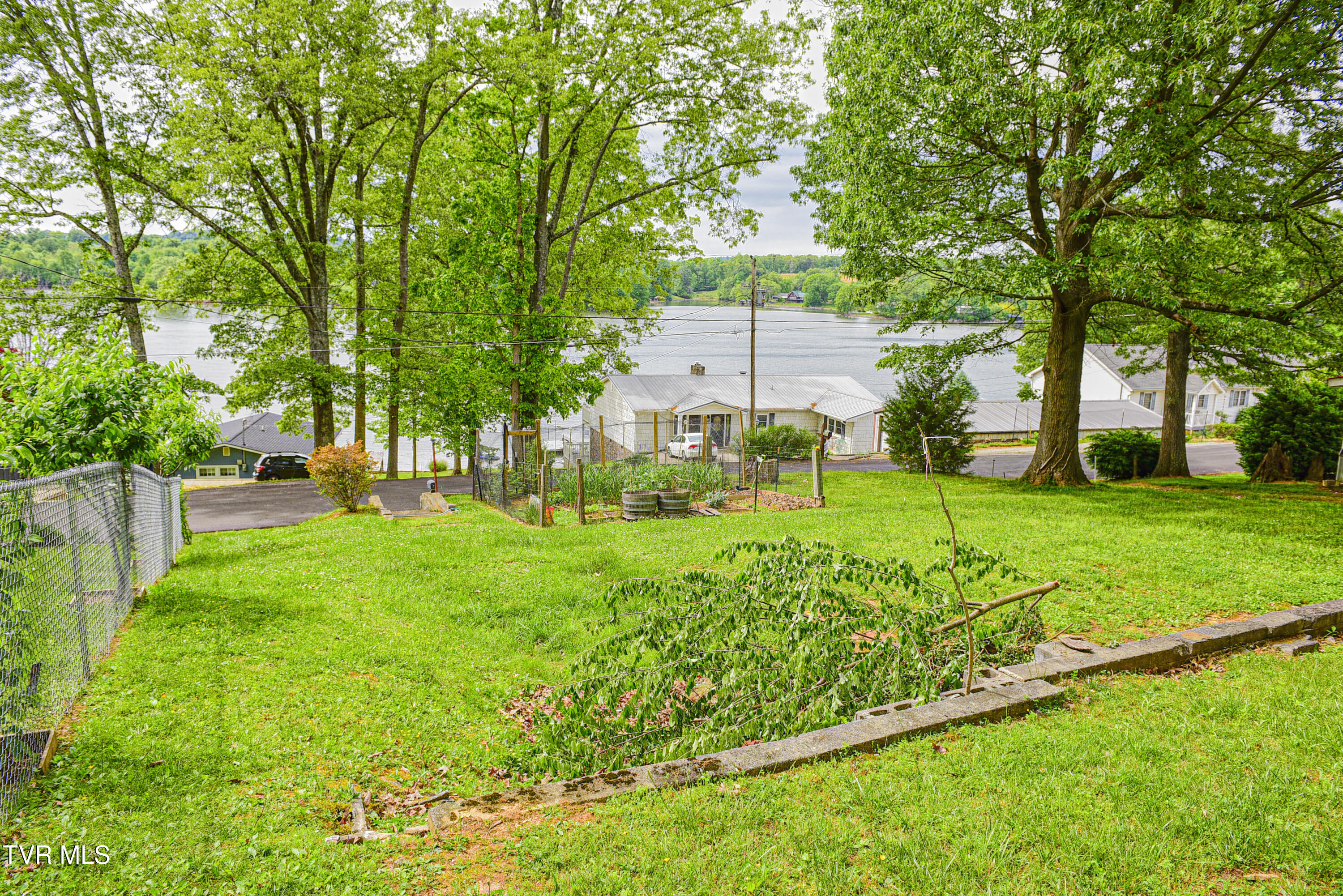 1033 Haw Ridge Road Piney Flats, TN 37686 - Photo 8 of 9 1033 Haw Ridge Rd Lake view right